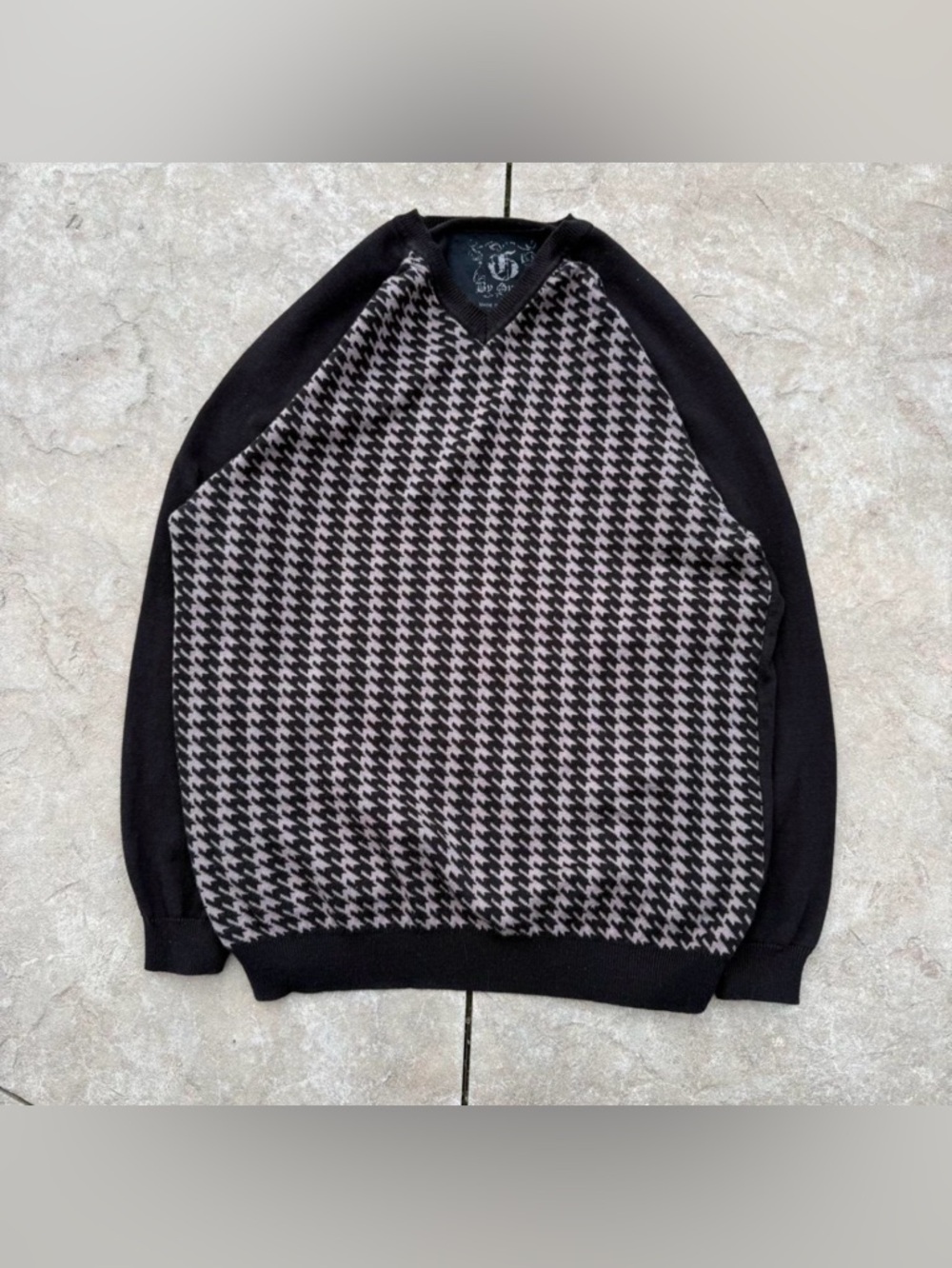 Vintage 00s Y2K G by Guess Houndstooth V-Neck Black & Gray Sweater